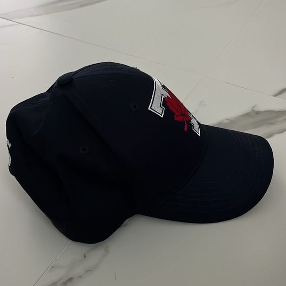 Barrow’s | UofT Baseball Cap - Picture 3 of 5